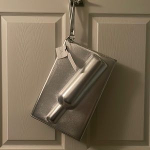 NEW WITH TAG- 8 OAK LANE WINE PURSE IN SILVER! HOLDS ONE FULL BOTTLE OF WINE